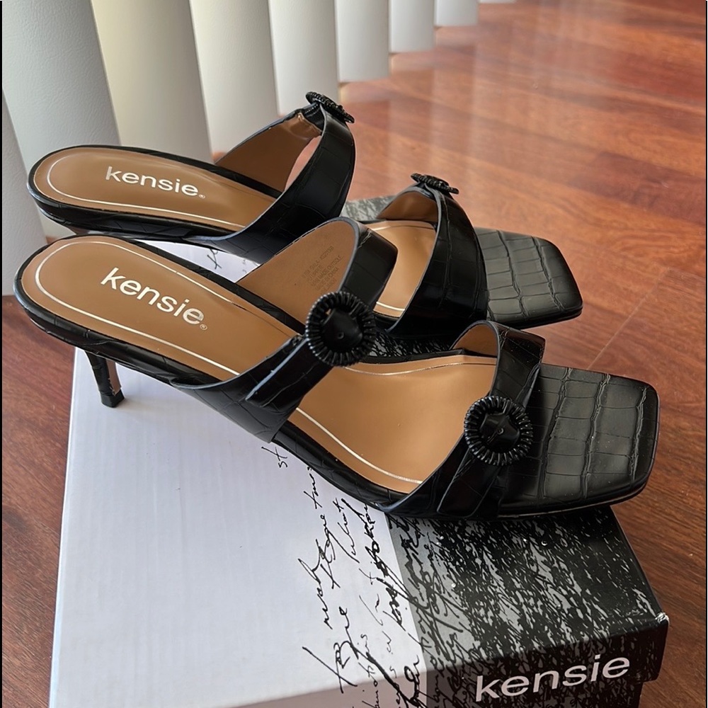 NEW! KENSIE Sandals - Picture 4 of 7